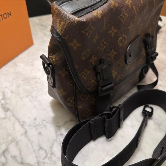 AUTHENTIC Louis Vuitton Trail Messenger Monogram Macassar M46972 MSRP $3,400 - Picture 4 of 8
